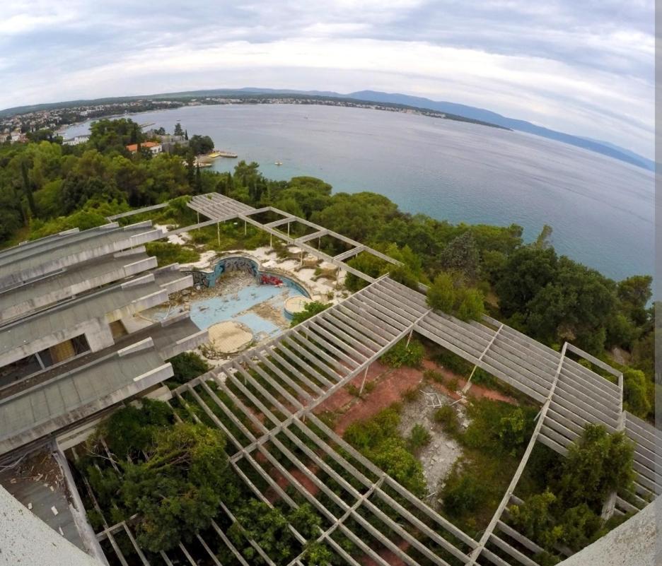 Haludovo Virtual Ruin Hotel Bungaloos Apartments And Camping, International Cooperation And Assistance For Rebirth Baracska Zewnętrze zdjęcie